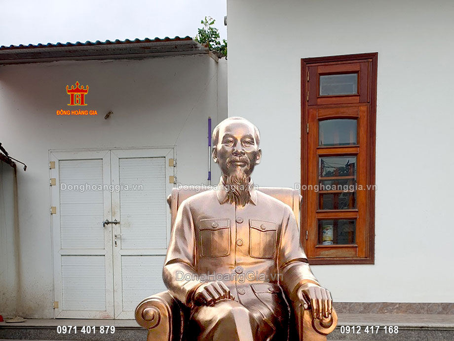 Từng đường nét trên gương mặt Bác Hồ được chạm khắc tỉ mỉ và tinh xảo nhất